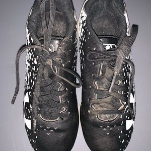 Underarmour cleats 1y